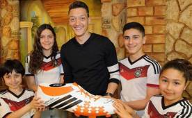 El alemán del Arsenal, Mesut Ozil deja su huella humanitaria en Brasil. (Fotos: Federación de Alemania)