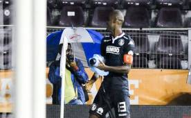 El defensor Adolfo Machado realizando la acción que generó la polémica en el juego de Saprissa ante Limón. (Nacion)