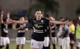 Ángel Tejeda le metió tres goles al Olimpia en el duelo de este viernes.