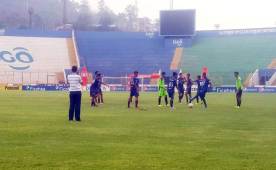Los jugadores del Motagua saltaron al césped del Nacional, pero las reservas del Honduras Progreso no aparecieron. Foto @BantuSportsNews