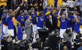 Los Warriors, que defienden el título de campeones de la NBA, jugarán de nuevo las Finales ante los Cavaliers de Cleveland. Foto AFP