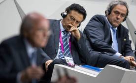 Alfredo Hawit escucha a Joseph Blatter en el Congreso de hoy en la FIFA, a su lado Michel Platini, presidente de UEFA.
