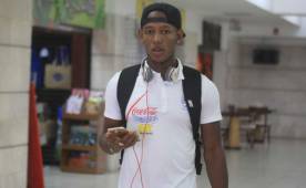 Romell Quioto hoy en el aeropuerto Toncontín previo a tomar vuelo a La Ceiba. (Foto: Juan Salgado/DIEZ)
