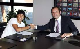 El contrato reúne la firma del propio Neymar, de su padre y agente, así como de Sandro Rossell y Josep María Bartomeu.