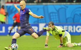 Momento en que Robben deja tendido en el suelo a Casillas.