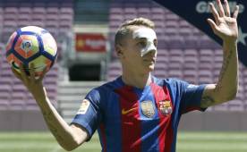 El lateral francés Lucas Digne saluda vestido hoy de corto en el Camp Nou con la nueva camiseta del Barcelona. Foto EFE.