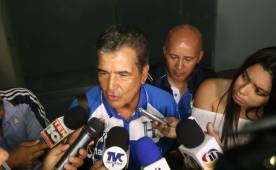 El entrenador de la Selección Nacional de Honduras se molestó por las acciones que dejó pasar el árbitro cubano Yadiel Martínez en el encuentro ante Canadá.