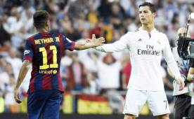 Neymar y Cristiano se saludan durante un clásico Barcelona v Real Madrid.