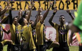 Real España ha vuelto una costumbre dar gracias a Dios antes y después de los partidos de Liga Nacional. Foto DIEZ