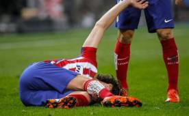 Los gestos de Tiago eran claros y preocupantes cuando salía del césped. Al final Atlético confirmó que su lesión es grave. Foto EFE