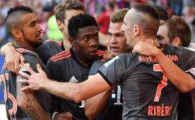 El enorme festejo de los jugadores del Bayern tras ganar casi sobre la hora. Foto AFP.