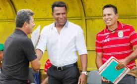 Carlos Pavón tiene al Marathón en el quinto lugar con 16 puntos. En la imagen saluda a su colega Mauro Reyes.