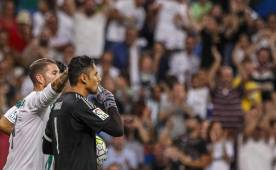 Sergio Ramos felicitó a Keylor Navas tras el partidazo que se jugó.