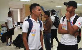 Bayron Méndez junto a Donis Escober antes de volar a La Ceiba en Honduras.