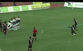 Marvin Chávez ha marcado un golazo de tiro libre.