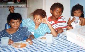 Carlo Costly nació el 18 de julio de 1982. Es hijo del exfutbolista Allan Anthony Costly quien militó en Real España y jugó con Honduras el Mundial de 1982.