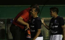 Leonardo Isaula alcanzó una cifra histórica en el fútbol hondureño. Aquí se saluda con Wilmer Cruz, extécnico del Honduras y actual DT del Juticalpa.