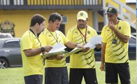 Mauro Reyes dialoga con su cuerpo técnico.
