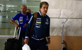 El entrenador Jorge Luis Pinto llegando al aeropuerto Toncontin con Edwin Banegas. (Foto: Juan Salgado)