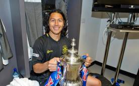 Roger Espinoza posando con la FA Cup que ganó con el Wigan del Inglaterra.