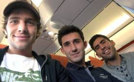 Roberto junto a sus dos amigos con rumbo hacia París. (Foto: Twitter)