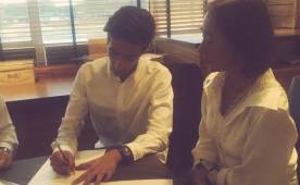 Hijo de Mourinho muestra en redes sociales el momento en que firma su primer contrato.