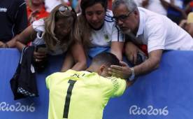 La imagen de la derrota: El arquero Gerónimo Rulli al ser consoloda por sus padres.