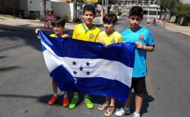 Eduardo, Fernando, Gabriel y Rafael los pequeños aficionados de Honduras.
