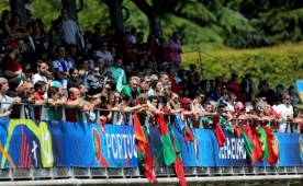 Con las gradas repletas, los jugadores titulares el miércoles salieron a saludar a los aficionados. Foto EFE.