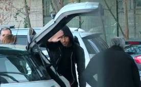 Claudio Bravo al momento de aterrizar a su país.