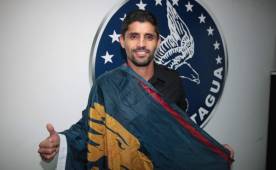 Israel Silva ya sintió el azul profundo de Motagua y firmó su contrato. (Foto: Ronal Aceituno)