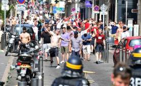 Aficionados ingleses y rusos han provocado disturbios en las calles de Francia.