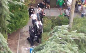 Gran batalla campal entre la policía y los aficionados del Legia Varsovia.