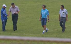 Jorge Luis Pinto llegó temprano a supervisar el estado del césped del Carlos Miranda. Foto Juan Salgado