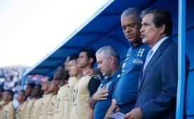 Jorge Luis Pinto sacó su hoja de papel donde estaba escrito el Himno de Honduras.