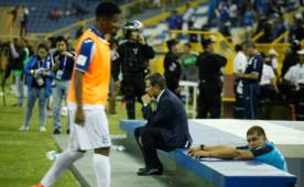 Jorge Luis Pinto, con rostro desencajado, se sentó frente al banquillo de Honduras tras el empate en el Cuscatlán. Fotos Ronald Aceituno
