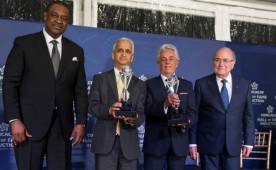 Jeffrey Webb junto a Blatter reconociendo a los presidentes de las federaciones de México y Estados Unidos.