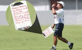 El técnico Jorge Luis Pinto hizo algunos apuntes durante los amistosos de la Sub-23 de Honduras en Comayagua y los trasladará a sus dirigidos. Foto DIEZ