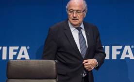 Blatter desató la confusión este viernes al expresar que no había dimitido. Foto AFP