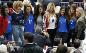 Las parejas de los futbolistas franceses también fueron protagonistas en los cuartos de final de la Eurocopa. Solo que ellas brillaron en las graderías. Fotos: laafición.com