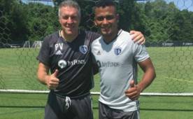 Ever Alvarado con su nuevo entrenador Peter Vermes.