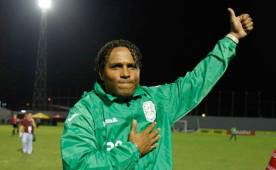 Carlos Alberto Pavón también saludo a la afición del Real España.