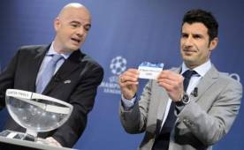 Infantino y Figo en un sorteo de la Champions League.