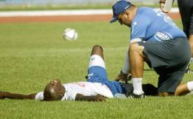 Rubilio Castillo se fue al suelo durante el entrenamiento de la Selección de Honduras este lunes en el estadio Olímpico, pero lo médicos confirman que solo se vio resentido por el calor. Foto Neptalí Romero
