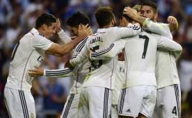 James e Isco tuvieron una noche inspirada. Cristiano marcó el primero y es felicitado por sus compañeros. Foto AFP