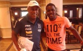 Hernán Medford y Joel Campbell se encontraron en el lobby del hotel en Washington. FOTO cortesía de Gerardo Ramírez.