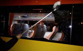 Las imágenes de los daños que causaron miembros de la Barra 'Ultra Sur' en Mestalla a un autobús donde se conducían aficionados del Real Madrid. Foto marca.com