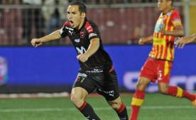 Diego Madrigal celebrando un gol con el Alajuelense ante su antiguo club, Herediano.