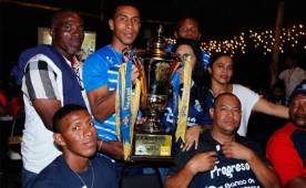 El portero beliceño Woodrow West festejó el título de Liga con su familia. Fotos Neptalí Romero