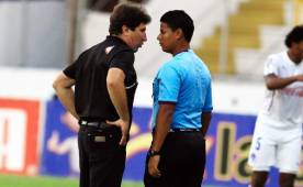 Vargas asegura que encaró al cuarto árbitro Manuel Zelaya por decirle que lo iban a expulsar por ser extranjero. Foto Juan Salgado